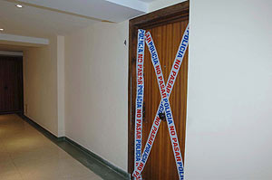 Puerta precintada de acceso a la viviendas donde se cometió el crimen de Marbella. (Foto: EFE)