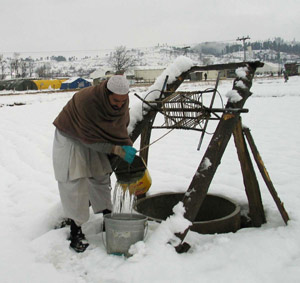 Un hombre consigue agua potable tras las fuertes nevadas. (Foto: REUTERS)