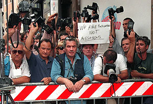 'Somos fotgrafos, no asesinos', reza la pancarta esgrimida por un grupo de profesionales. (Foto: AP)