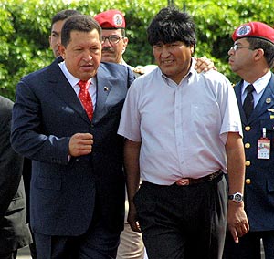 Evo Morales junto a Hugo Chvez en su visita a Venezuela. (Foto: AFP)
