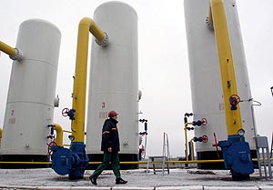 Un tcnico de la compaa ucraniana de gas revisa las instalaciones. (Foto: EFE)