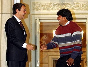 Zapatero ha recibido a Morales a las puertas de Moncloa. (Foto: REUTERS)