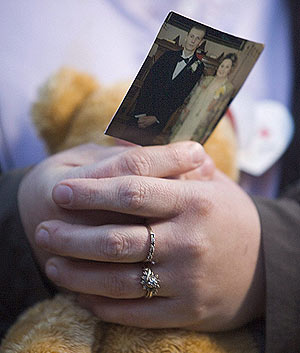 La mujer de Randall McCloy, el nico minero supervivente, con una foto de su boda. (Foto: AP)
