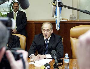 Olmert, primer ministro en funciones, preside el Consejo de Ministros. (Foto: EFE)