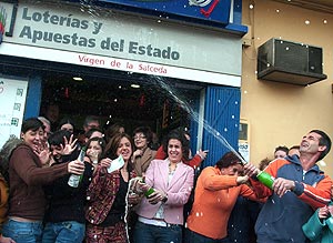 Vecinos de Las Torres de Cotillas celebran el premio. (Foto: EFE)
