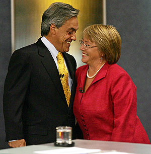 Una imagen del debate entre Bachelet y Piera. (Foto: AFP)