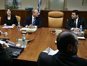 Olmert ( segundo izda.), durante el primer Consejo de Ministros que preside. (Foto: AFP)