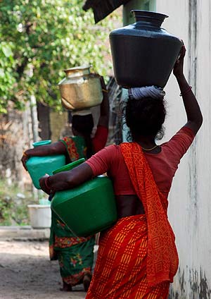 Mujeres indias van en busca de agua en la localidad de Devanampattinam. (Foto: EFE)