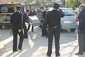 Agentes de la Policía retiran el cuerpo del fallecido. (Foto: FERNANDO RUSO)