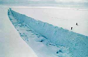 Miembros de Greenpeace comprueban el proceso de desaparicin de la franja de hielo Larsen B de la Antrtida. (Foto: Greenpeace)