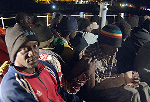Algunos de los inmigrantes detenidos a su llegada a la isla. (Foto: EFE)