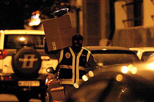 Un polica saca material incautado en un registro en la calle Boix y Morer de Madrid. (Foto: EFE)
