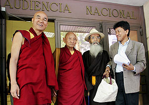 Monjes tibetanos, tras acusar de genocidio a China ante la Audiencia. (Foto: REUTERS)
