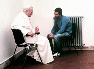 Agca recibió la visita del Papa en la cárcel en 1983. (Foto: AFP)