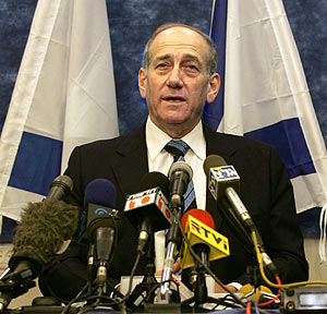 Ehud Olmert en la rueda de prensa en la que prometi cumplir los deseos de Sharon. (Foto: AP)