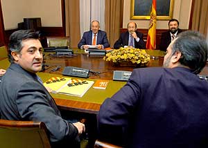 Reunin en el Congreso entre las delegaciones del Gobierno y PSOE (fondo) y la de ERC. (Foto: EFE)