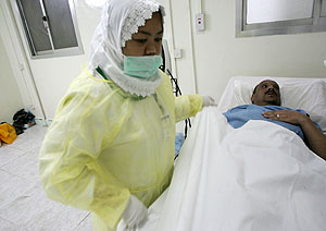 Un enfermera atiende a uno de los heridos en la peregrinación. (Foto: AFP)