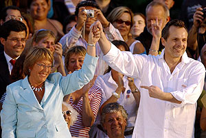 Michelle Bachelet, junto a Miguel Bos, durante el acto en Santiago. (Foto: EFE)