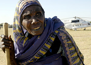 Una sudanesa ante un helicptero de la Unin Africana. (Foto: REUTERS)