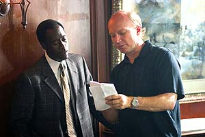Haggis, director de Crash (dcha.), junto al actor Don Cheadle. (Foto: REUTERS)