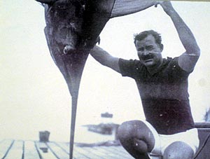 Foto de archivo de 1936 con una pieza que Hemingway pesc en Bimini. (Foto: REUTERS)