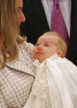La Infanta Leonor en uno de los únicos instantes en que abrió los ojos. (Foto: EFE)