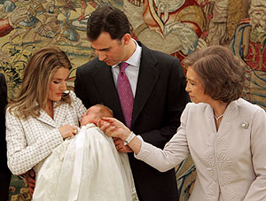 Los padres y la madrina, la Reina, poco antes del bautizo. (Foto. EFE)