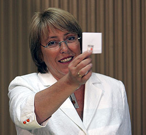 Michelle Bachelet, favorita segn los sondeos, deposita su voto. (Foto: AFP)