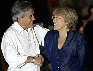 Sebastián Piñera felicita a Michelle Bachelet por su victoria. (Foto: EFE)