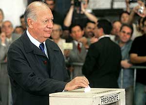 El presidente saliente, Ricardo Lagos, deposita su voto en Santiago. (Foto: EFE)