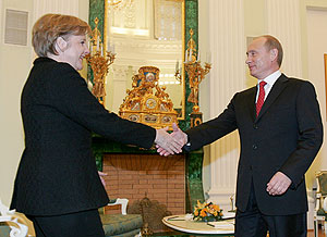 Putin y Merkel, en Mosc. (Foto: REUTERS)