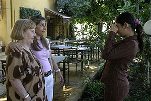 Carmen y su madre posan para Sara, tras el reencuentro en 2004. (Foto: Carlos Mrquez)