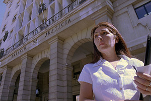 Carmen Fernndez, durante la batalla legal por sus hijos. (Foto: Esther Lobato)