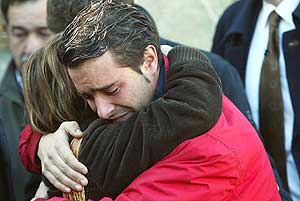 El hermano de la asesinada abraza a la portavoz de la familia. (Foto: EFE)