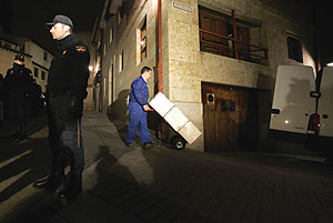 Un operario transporta los documentos en una carretilla bajo vigilancia policial. (Foto: AP)