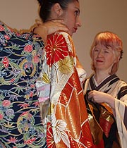 Para vestir un kimono se necesita ayuda. (Foto: V.H.)