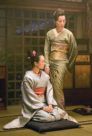 Saruyi, la 'geisha' protagonista de la pelcula, con su 'hermana mayor'.