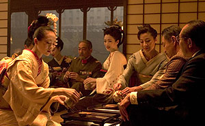 La 'geisha' protagonista, Saruyi, sirve té en la noche de su debut, cuando comienza su leyenda.