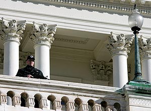 Un agente de polica vigila el Capitolio, en Washington. (Foto: AFP)