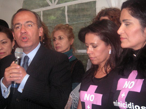 El candidato del PAN, Felipe Caldern, con miembros de la Plataforma. (Foto: M. Arroyo.)