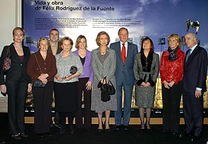 Los Reyes, junto a la viuda de Flix, sus tres hijas, Dionisio Romero, el presidente del BBVA, la ministra Narbona y Esperanza Aguirre. (Foto: C. Miralles)