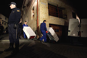 Operarios transportan los 'papeles' a la furgoneta que los llevó a Madrid. (Foto: AP)
