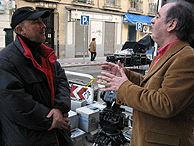 Miguel Courtois, director, comenta con Matas Antoln detalles antes de rodar. ( Foto: Melchor Miralles)