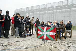 Los miebros de la plataforma durante la rueda de prensa junto al BEC.(Foto: AFP)