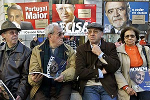 Un grupo de portugueses ante carteles de los principales candidatos. (Foto: AP)