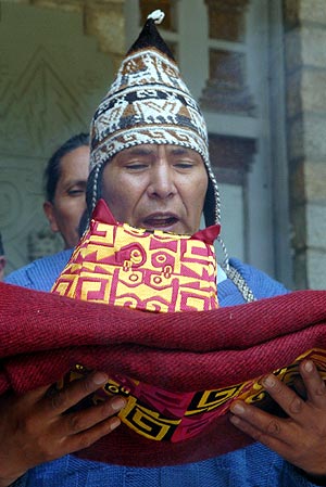 La tnica ha sido purificada por un sacerdote andino. (Foto. EFE)