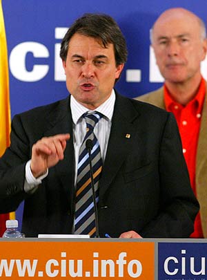 Artur Mas, con Duran Lleida al fondo, en la rueda de prensa sobre el pacto del Estatut. (Foto: EFE)