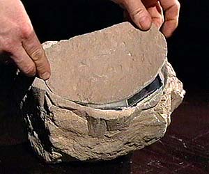 Imagen de la piedra falsa presuntamente utilizada para descargar informacin. (Foto: REUTERS)