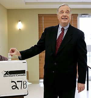 El primer ministro, Paul Martin, vota en Qubec. (Foto: REUTERS)