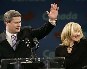 Stephen Harper y su mujer Laureen saludan a sus seguidores en Calgary. (Foto: AP)